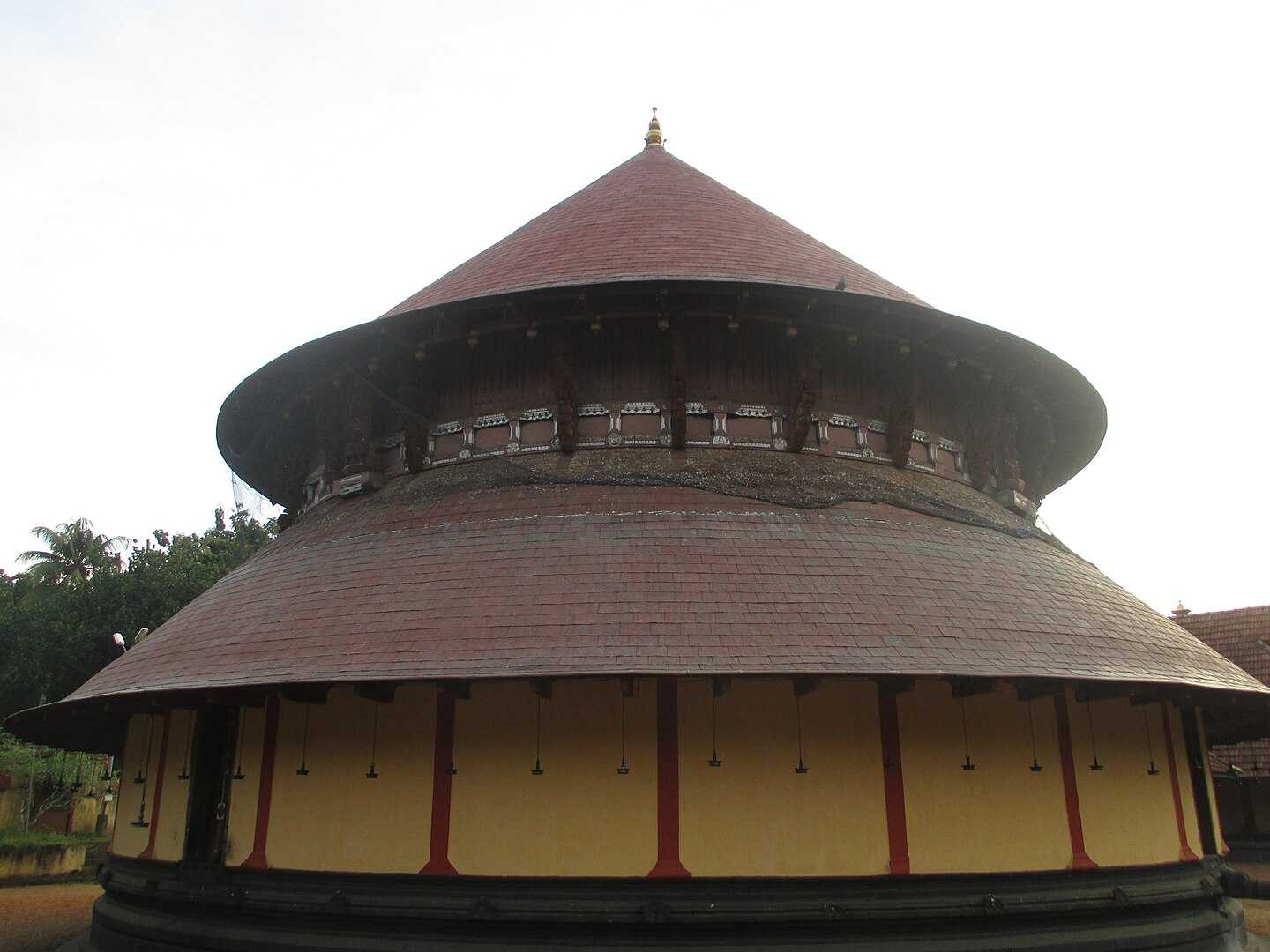 Thiruvanvandoor Mahaavishnu-Goshaala Krishnan Kshethram 4