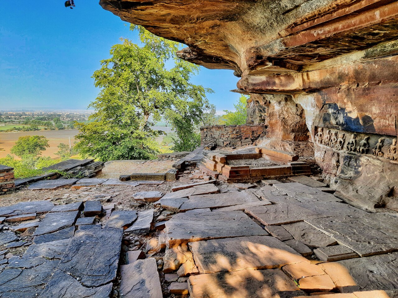 Saptamatrika cave, Badoh Pathari
